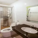 Triple Rund Place Hotel