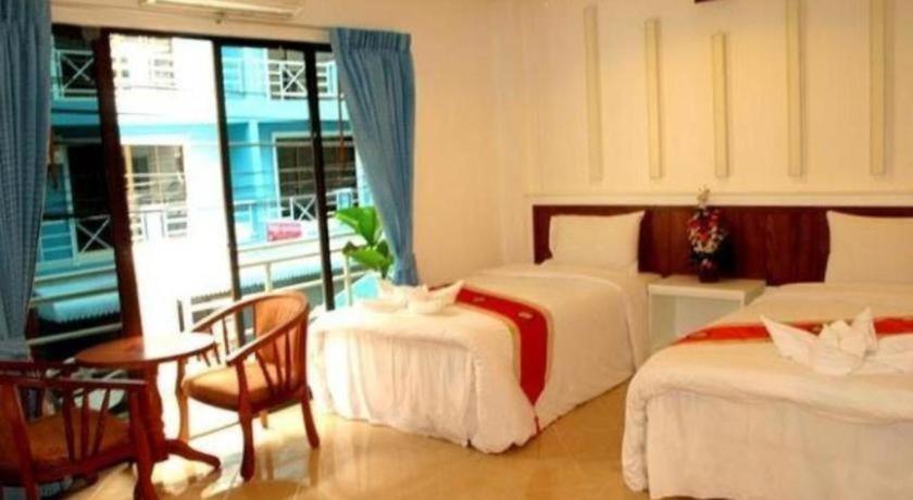Triple Rund Place Hotell 2*