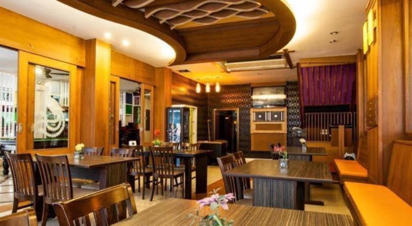 Triple Rund Place Hotell 2*