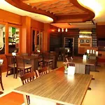 Triple Rund Place Hotel