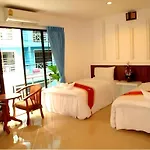Triple Rund Place Hotel