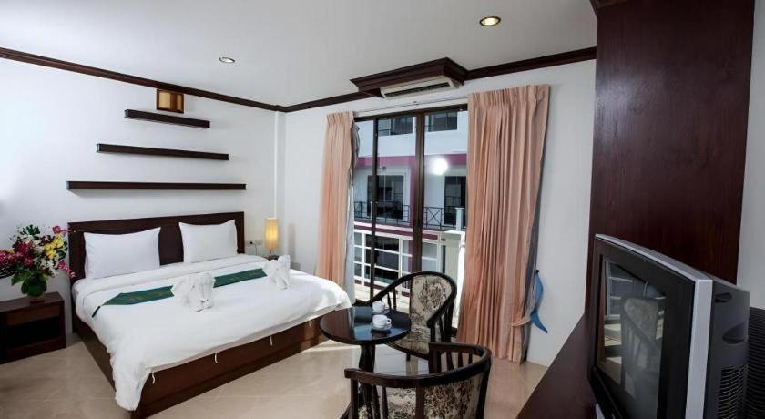 Triple Rund Place Hotel